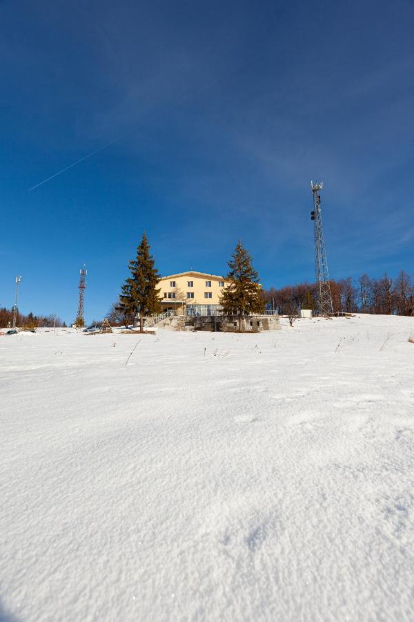 Семеен Хотел “Географски Център” Usana Exterior foto